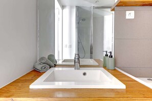 Dusche, Haartrockner, Handtücher