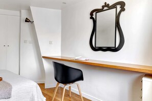 1 chambre, bureau, fer et planche à repasser, lit de bébé portatif
