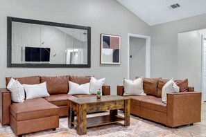 Televisor, llar de foc i futbolí