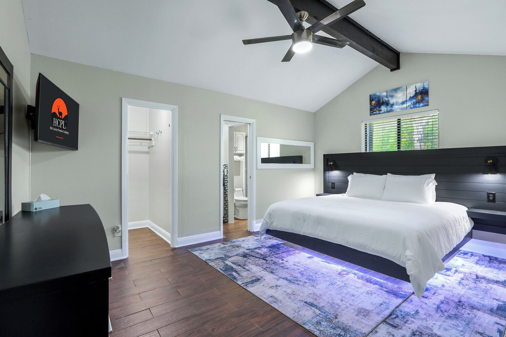 4 bedrooms, iron/ironing board, WiFi, bed sheets