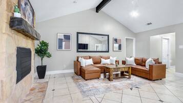 テレビ、暖炉、テーブルサッカー台