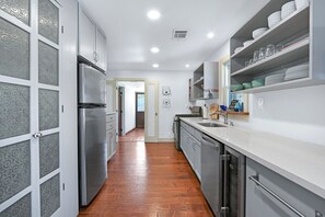 冷蔵庫、電子レンジ、オーブン、コンロ