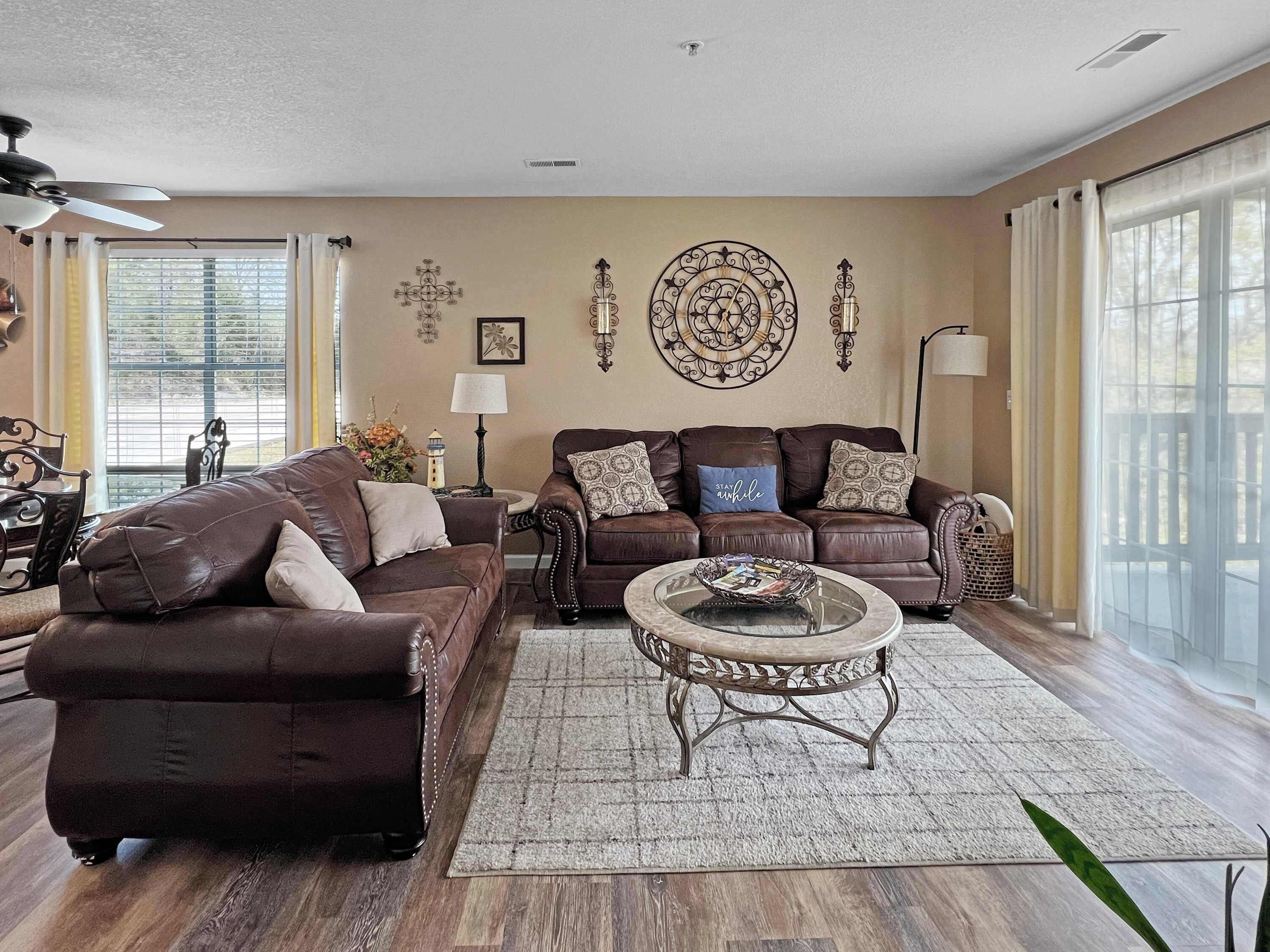 تلفزيون، مدفأة، مكتب