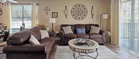 Télévision, cheminée, espaces bureaux