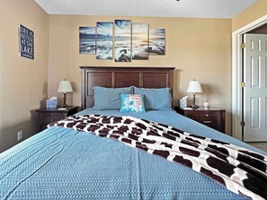 2 bedrooms, iron/ironing board, WiFi, bed sheets - No stairs, walk to marina, secluded, mins to strip (Branson)