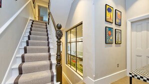 Unclassified image, 3 of 38, button - Elegant 4 Bedroom London Home w Garden - Clapham (London)