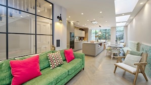 Unclassified image, 2 of 38, button - Elegant 4 Bedroom London Home w Garden - Clapham (London)