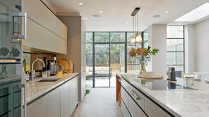 Unclassified image, 5 of 38, button - Elegant 4 Bedroom London Home w Garden - Clapham (London)