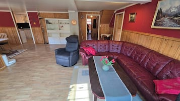 House, 3 Bedrooms, Smoking | Living room