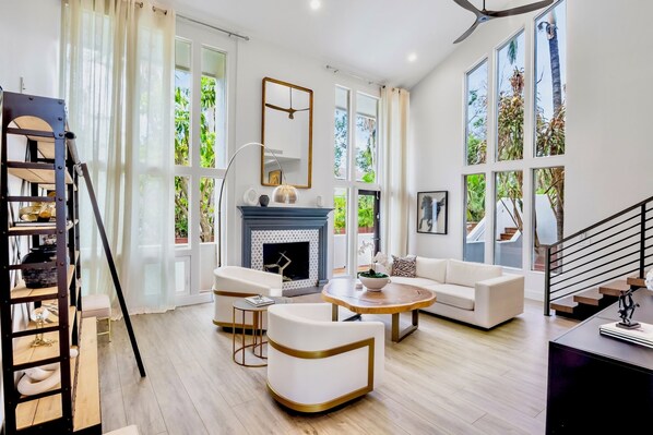 Smart TV, fireplace