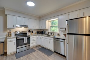 Interior - 7 Mi to Dtwn Raleigh: Bbq-ready Townhome! (Raleigh)