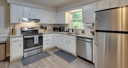 7 Mi to Dtwn Raleigh: Bbq-ready Townhome!