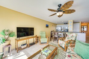 Apartment (2 Bedrooms) | Interior - 1 Mi to Magic Sands: Waterfront Big Island Condo (Kailua-Kona)