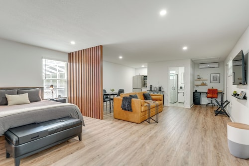 Stylish Lakeland Studio w/ Workspace