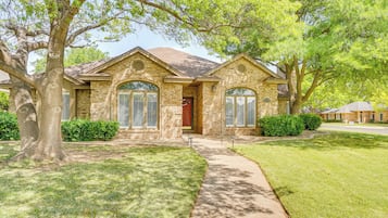 House (4 Bedrooms) | Front of property