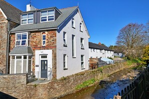 Il s’agit d’un bâtiment traditionnel en pierre, doté d’un toit à pignon, d’un petit porche et d’un étroit canal qui le borde.