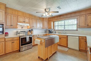 Interior - Lakefront Gem w/ Boat Dock & Fishing Pier in Many (Many)