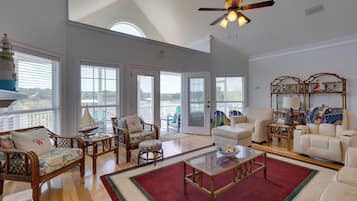 House (5 Bedrooms) | Interior