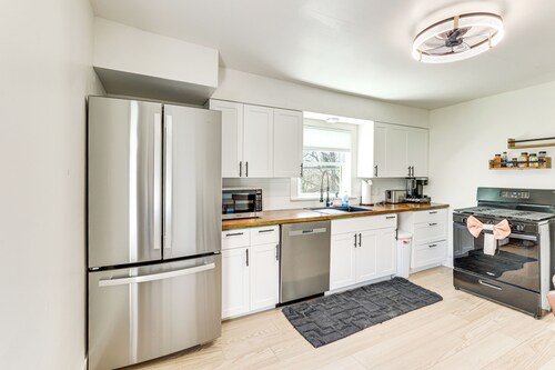 3 Mi to Downtown Youngstown: Apt w/ Deck!