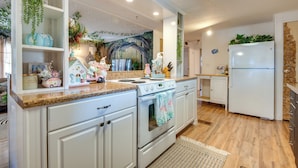 Interior - Fish & Boat: Riverfront Apt w/ Canoe in Edgewater (Edgewater)