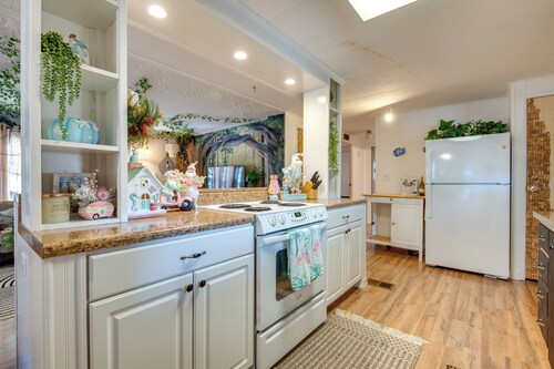 Fish & Boat: Riverfront Apt w/ Canoe in Edgewater