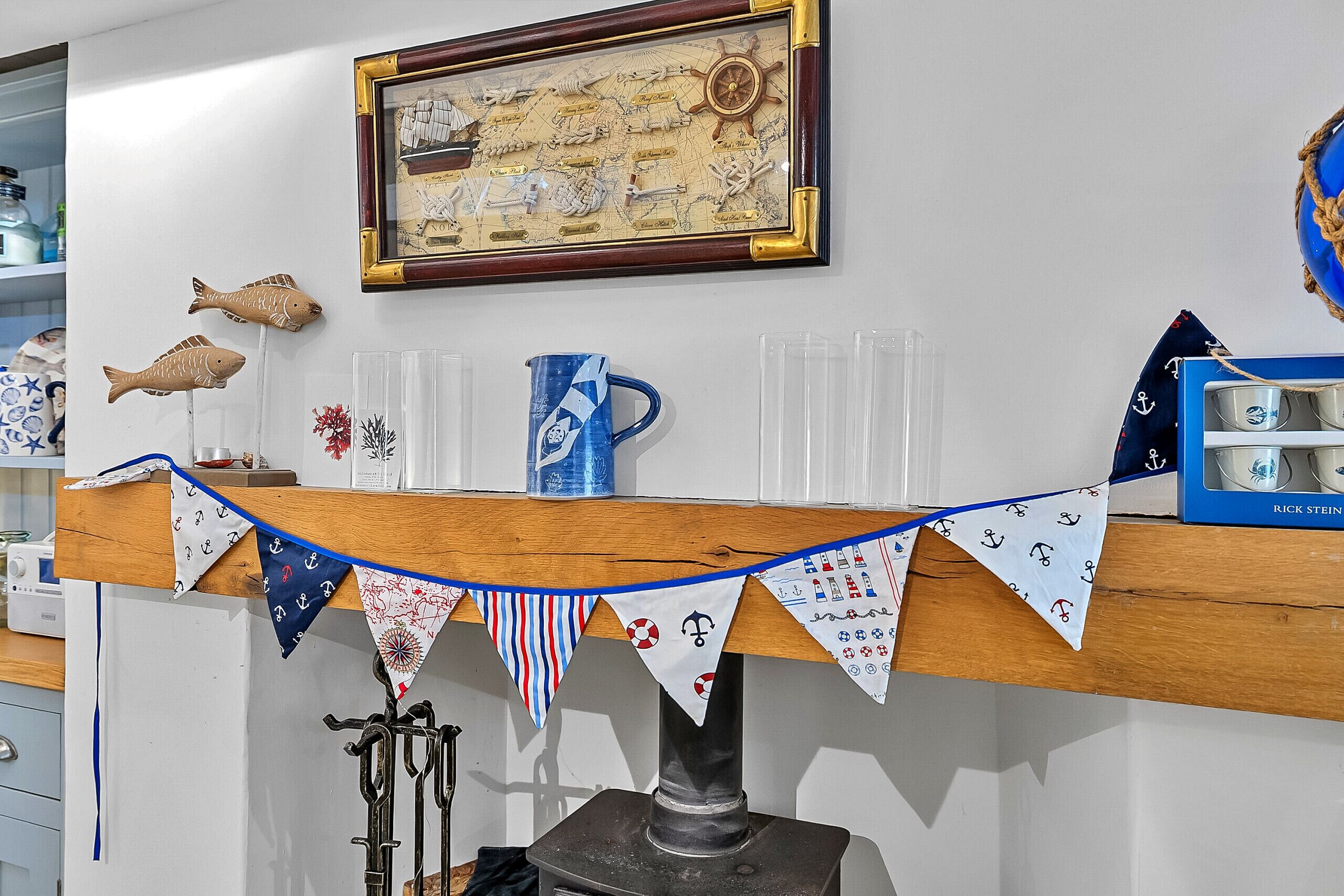Una cucina con un piano di lavoro in legno, una mappa e decorazioni a tema nautico.