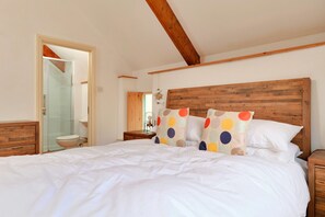 3 bedrooms, iron/ironing board, free WiFi, bed sheets - The Old Store (Portloe)