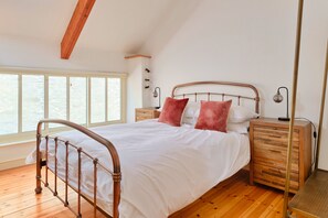 3 slaapkamers, een strijkplank/strijkijzer, gratis wifi, beddengoed