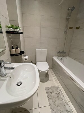 Een haardroger, handdoeken, zeep, shampoo
