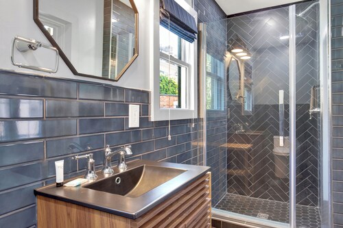 Escape to Tranquility: Your Hidden Retreat in a Charming Carriage House