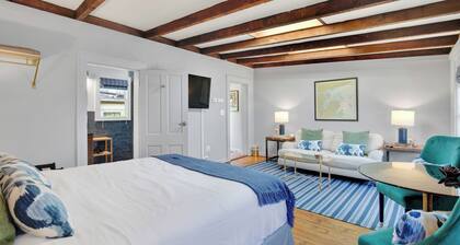 Escape to Tranquility: Your Hidden Retreat in a Charming Carriage House
