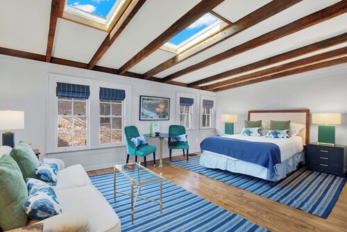 Escape to Tranquility: Your Hidden Retreat in a Charming Carriage House