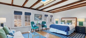 Escape to Tranquility: Your Hidden Retreat in a Charming Carriage House