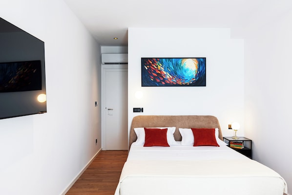 Chambre Double, vue partielle sur la mer | 1 chambre, literie hypoallergénique, matelas mémoire de forme, minibar