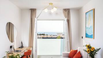 Habitación Deluxe doble, vistas parciales al mar | Ropa de cama hipoalergénica, colchones viscoelásticos, minibar