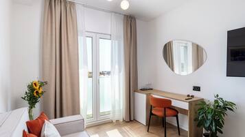 Habitación doble, vistas parciales al mar | Ropa de cama hipoalergénica, colchones viscoelásticos, minibar
