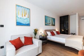 Chambre Double Deluxe, vue partielle sur la mer | Literie hypoallergénique, matelas mémoire de forme, minibar, bureau