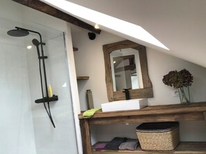 Dusche, Haartrockner, Handtücher, Toilettenpapier