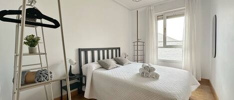 2 bedrooms, iron/ironing board, bed sheets