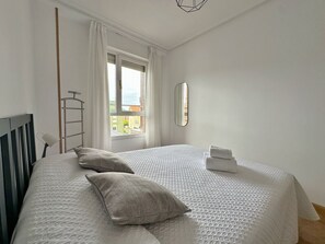 2 habitaciones, tabla de planchar con plancha y ropa de cama 