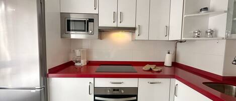 Kühlschrank, Mikrowelle, Ofen, Wasserkocher mit Kaffee-/Teezubehör