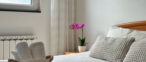 1 quarto, ferros/tábuas de passar roupa, roupa de cama