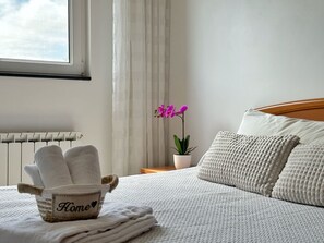 1 dormitorio, tabla de planchar con plancha, ropa de cama