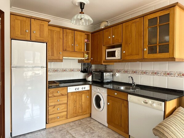 Frigorífico, microondas, horno y lavavajillas