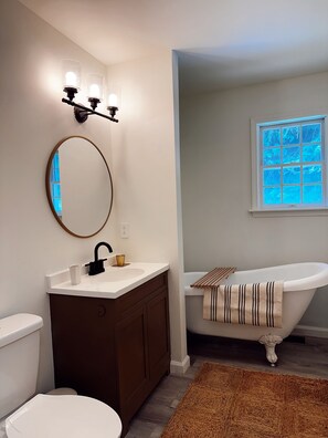 Regadera, secadora de cabello, toallas, jabón 