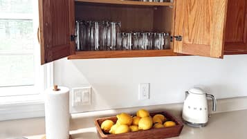 KĂŒhlschrank, Mikrowelle, Ofen, Herdplatte