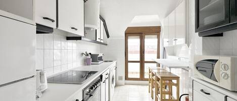 Micro-ondes, four, cafetière/bouilloire, grille-pain