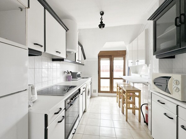 電子レンジ、オーブン、コーヒー / ティーメーカー、トースター