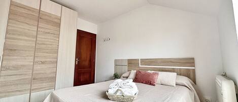 3 slaapkamers, een strijkplank/strijkijzer, beddengoed