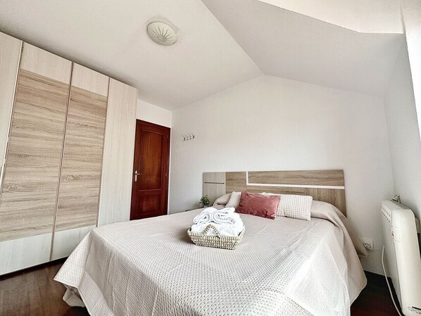 3 室のベッドルーム、アイロン / アイロン台、ベッドシーツ